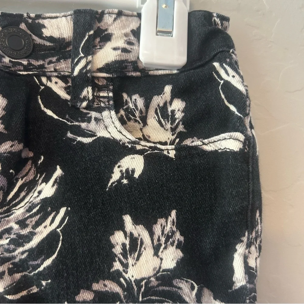 ⭐️Baby Gap black and white floral denim leggings size 4 years